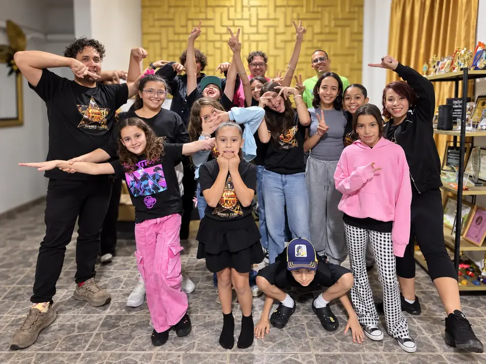 Grupo de participantes y equipo de Living Arts