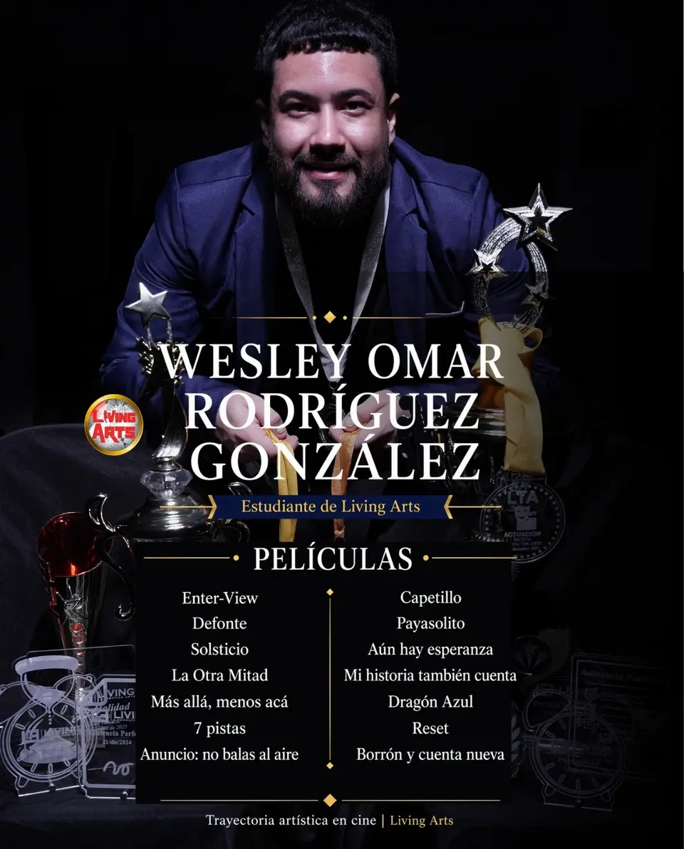 Wesley Omar Rodríguez González con sus reconocimientos de Living Arts